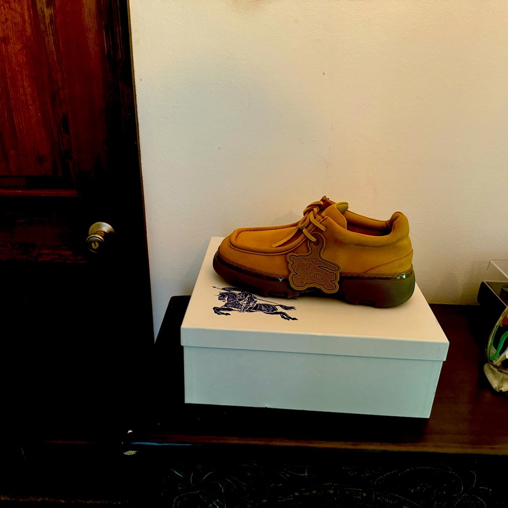 Burberry men’s boots NWT.